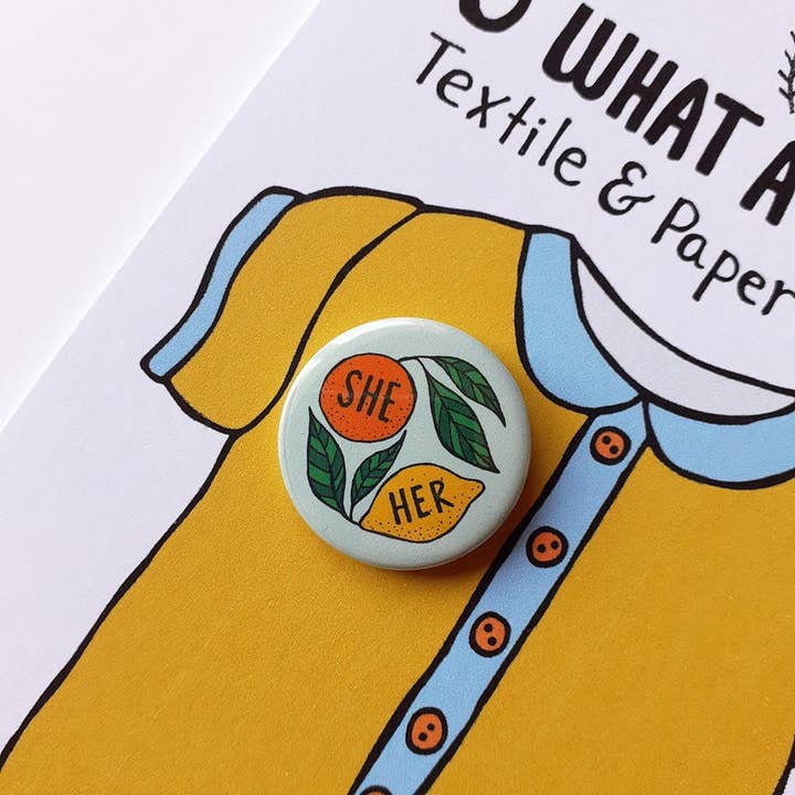 O What A Feeling | Textile & Paper Goods Co. – Großhandel Anstecker/Button – Mini-Anstecknadeln mit Zitruspronomen, 25 mm, auf niedlicher Displaykarte