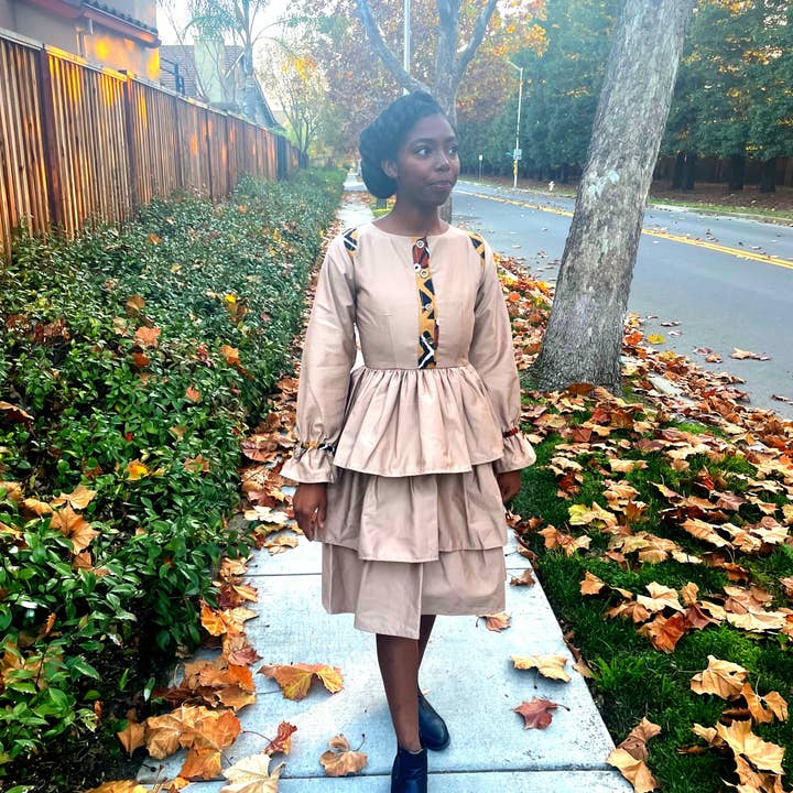 Geknöpftes, gestreiftes Kleid in Khaki mit Ankara- und Ringdetails für den Großhandel von ShopConsciously