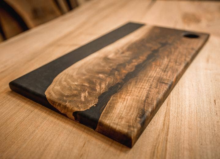 Resinate Exotic Furniture - Vendita all'ingrosso Taglieri per formaggio - Tagliere in noce con bordo naturale e resina epossidica6