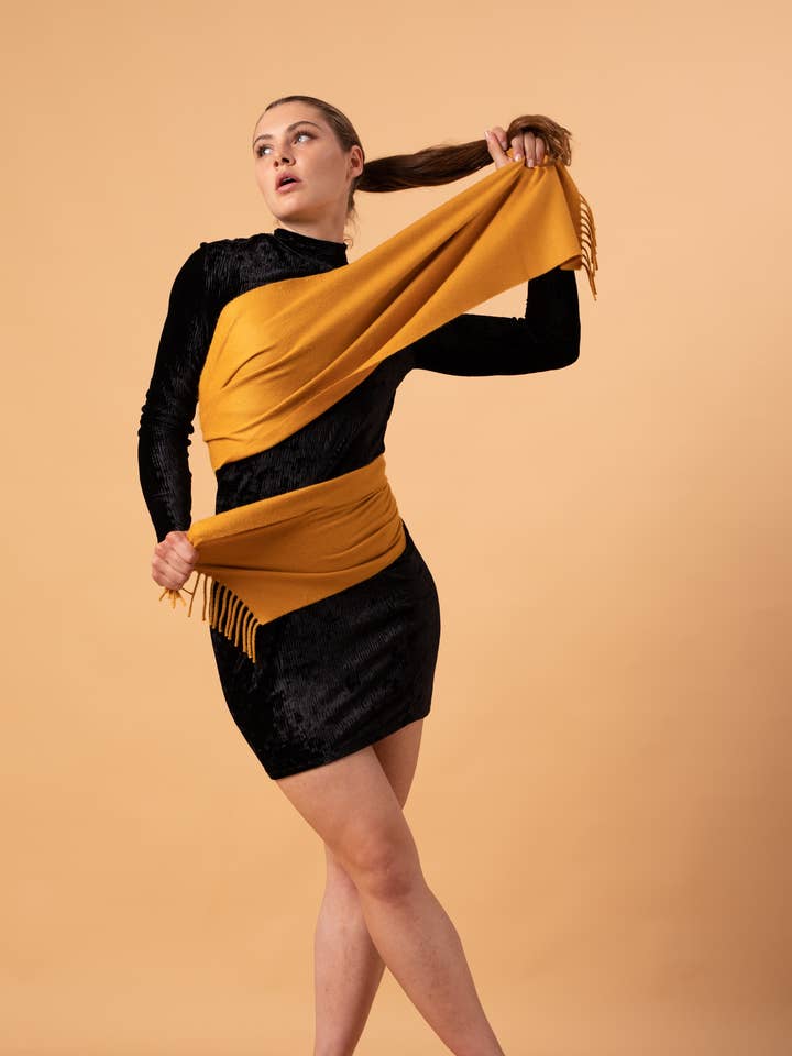 100% Royal Alpaca tørklæde, elegant og silkeagtig. Sennep farve. for engroshandel hos Luxalpaca di R.T.