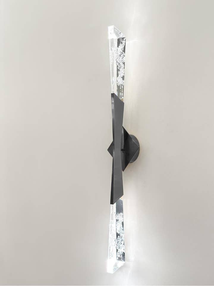 Applique murale à LED simple en acrylique cristal nickel Suriname pour la vente par HEKA LIGHTING & TRADING LTD