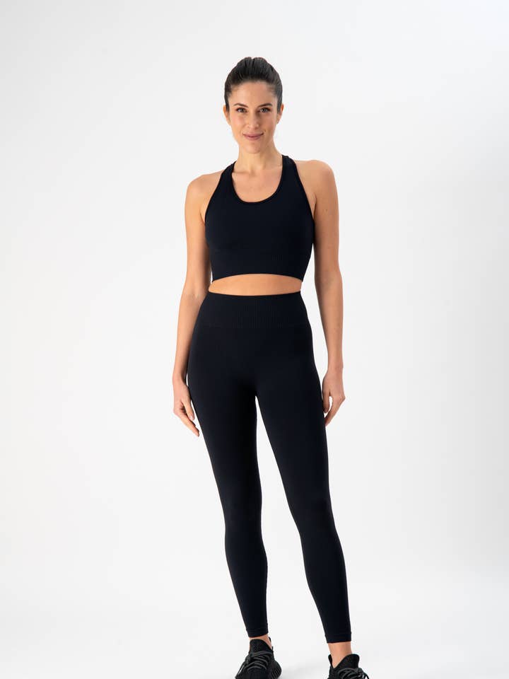 Completo Sportivo Donna in Tessuto Tecnico – AXIS Top + Leggings Black | Heart and Soul for wholesale by HEART and SOUL