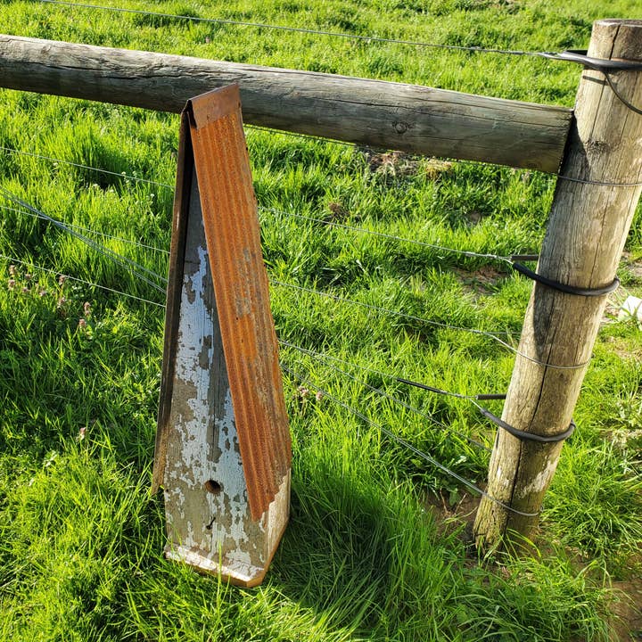 Flying Heart Threads - Vente Nichoir - Cabanon rustique en bois de grange recyclé et toit en métal, 2 tailles9