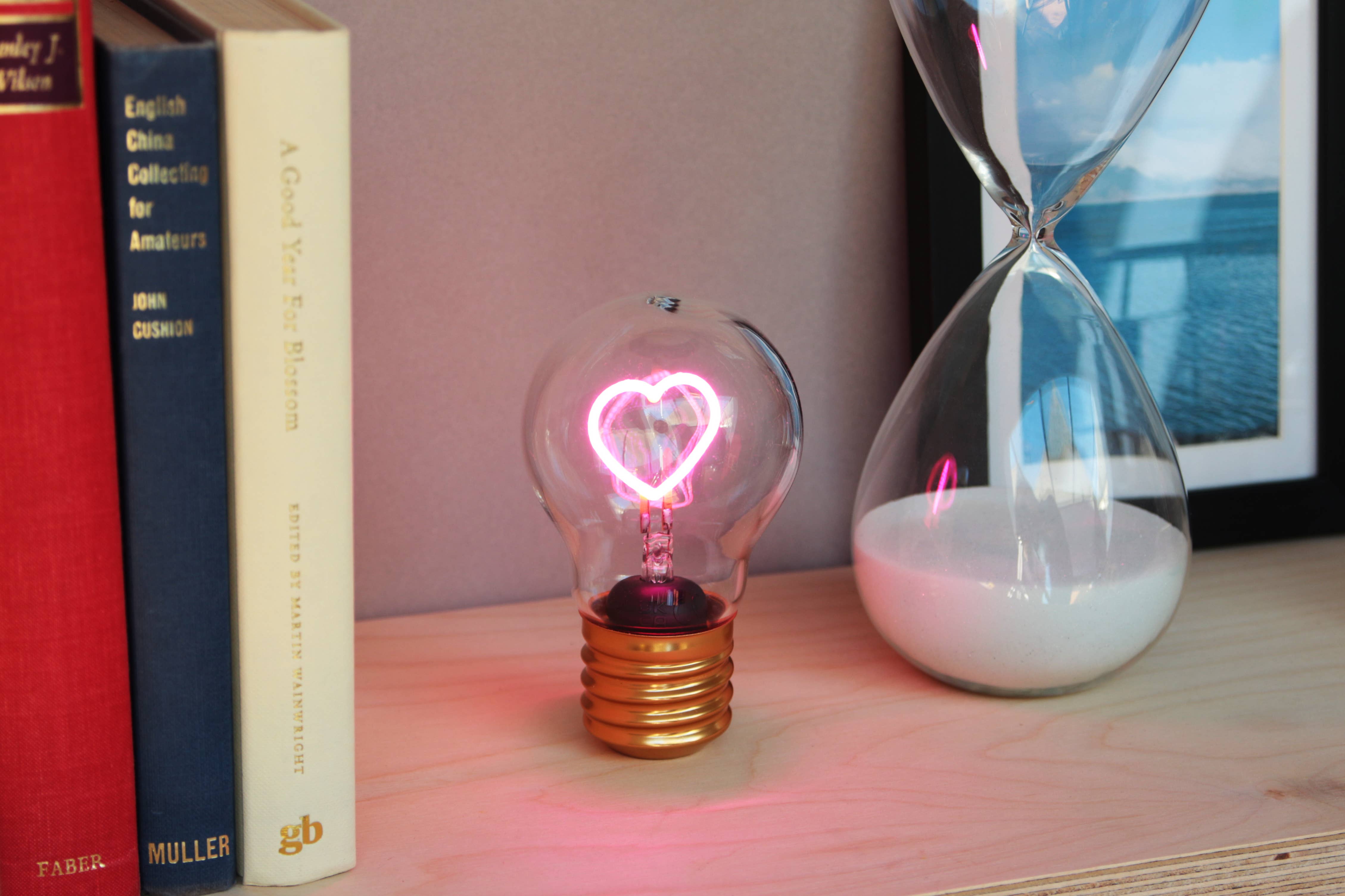 SUCK UK Ltd - USA - Wholesale Accent/Desk Lamp - Magic Cordless Heart Lightbulb3