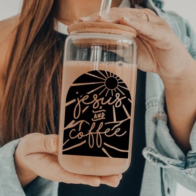 Gesù e Caffè | UVDTF | Bicchiere a Lattina da 20oz con Coperchio, Cannuccia per la vendita all'ingrosso da parte di SKS Design Studio