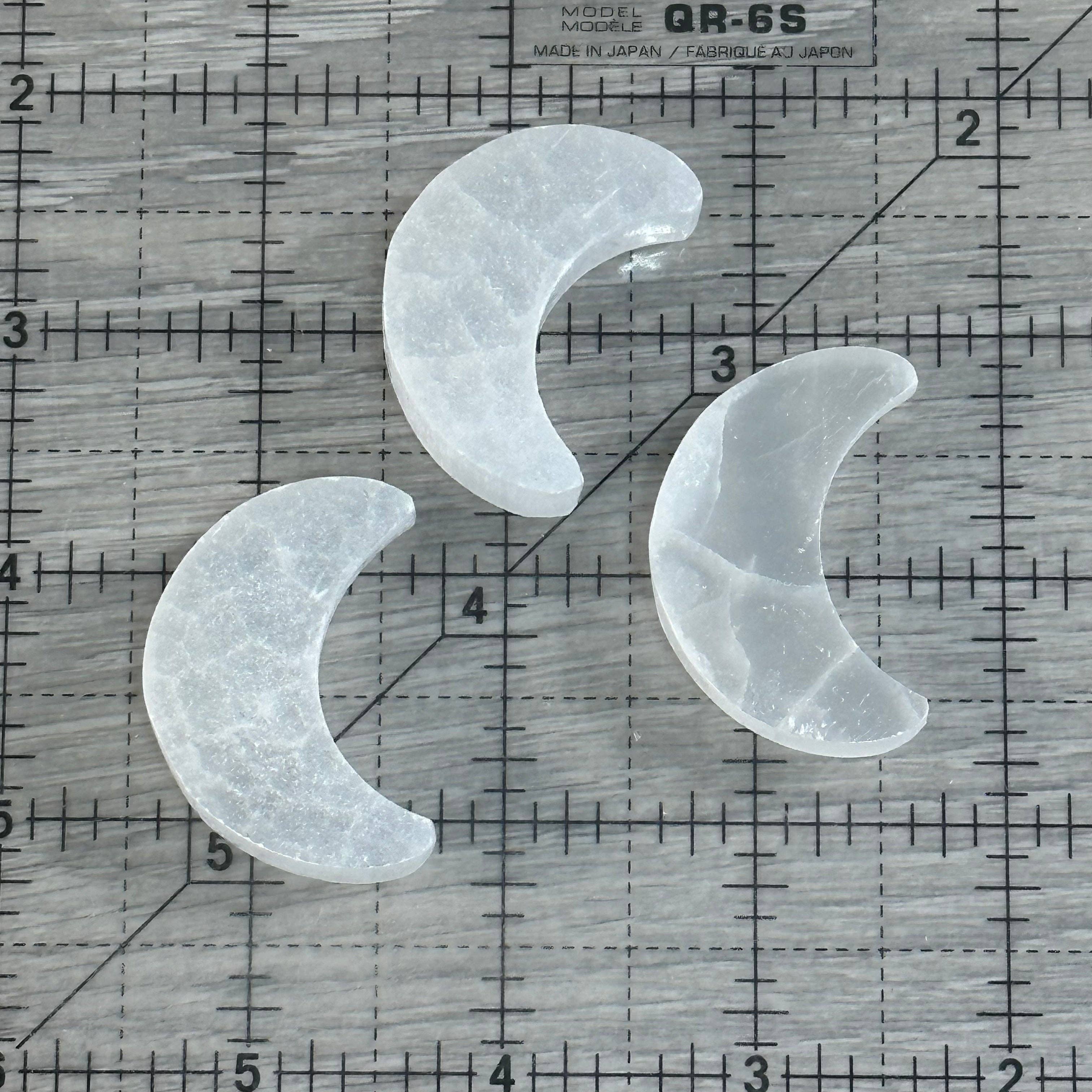 Keystone Crystals - Vente Pierre et cristal de spiritualité - Lune de 1,5 pouce en sélénite2