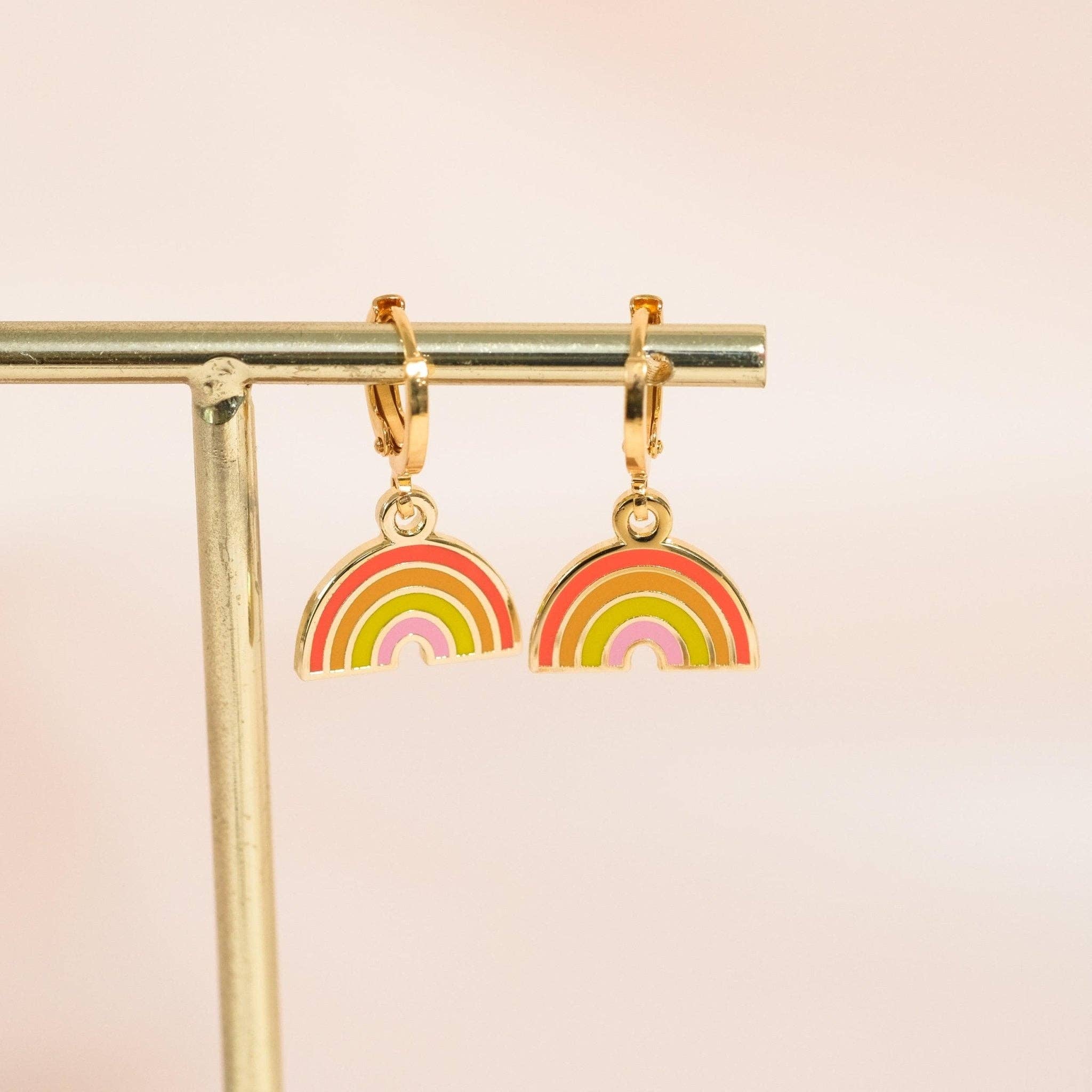 Sleepy Mountain – Großhandel Huggie-Ohrring – Huggie Hoops in Regenbogenfarben2