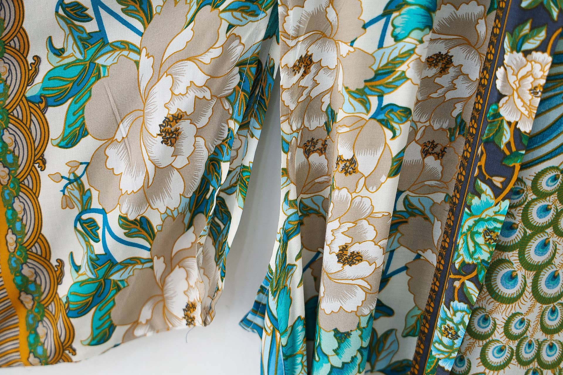 Rosa Clothing - Vente Kimono – femme - Robe kimono longue ceinturée à imprimé paon et fleurs3