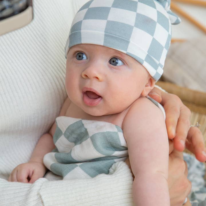 Miaoberry – wholesale Swaddleset - Baby – Ekologiskt muslinsvepset med matchande mössa och rosett, salviarutigt