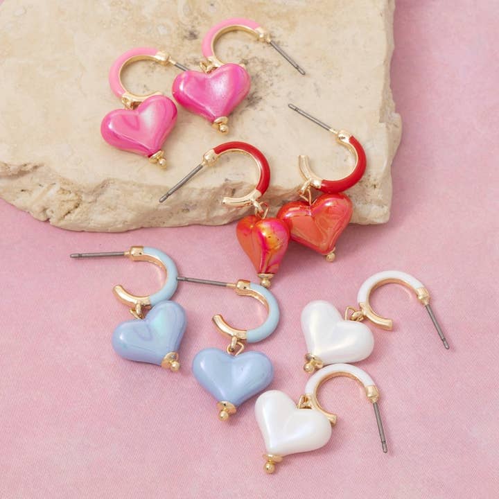 Boucles d'oreilles créoles avec pendentif cœur iridescent pour la vente par The Looks by Fame Accessories