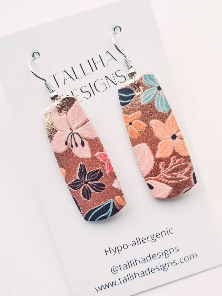 Orecchini Jessica in vera pelle con motivo floreale metallizzato oro rosa per la vendita all'ingrosso da parte di Talliha Designs