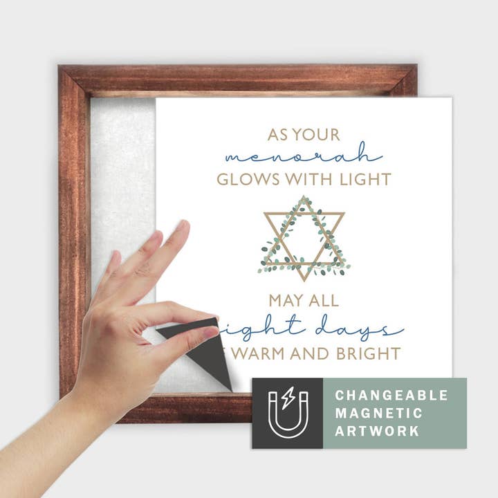 Insert décor saisonnier magnétique pour panneau interchangeable (moyen) : Alors que votre menorah brille de lumière | Hanoukka/Hiver | Panneau magnétique vierge vendu séparément pour la vente par Simpler Seasons Decor
