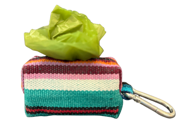 Sam & Nala | intentional style for pets & their people - Vendita all'ingrosso Dispenser di sacchetti per la cacca - Spring Hills – Porta sacchetti per escrementi di cane, intrecciato a mano e con clip8