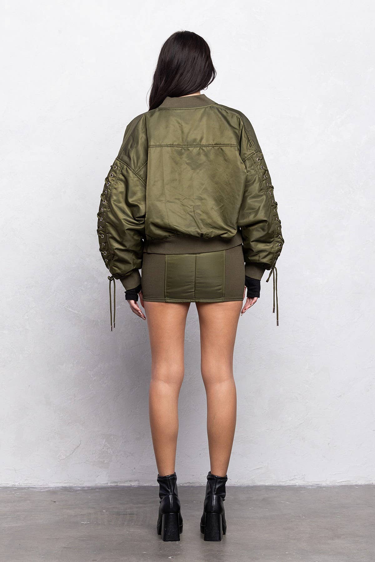 No Vacancy - Venta al por mayor Chaqueta bómber - Mujer - Chaqueta bomber acolchada corta con detalles de cordones8