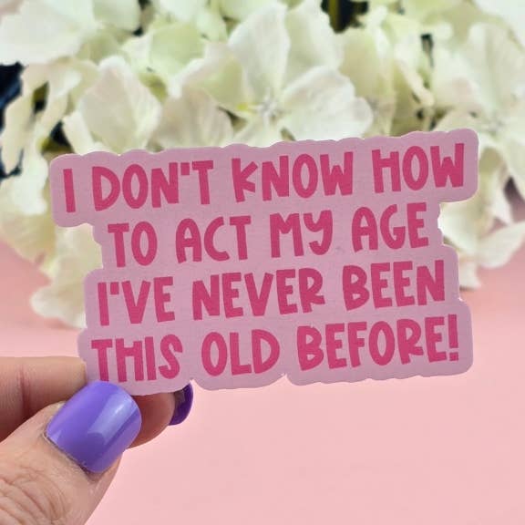 Vandtæt klistermærke - Jeg ved ikke, hvordan jeg skal opføre mig i min alder - Sarkastisk klistermærke - Sjovt klistermærke - Frækt for engroshandel hos The Grumpy Tortoise