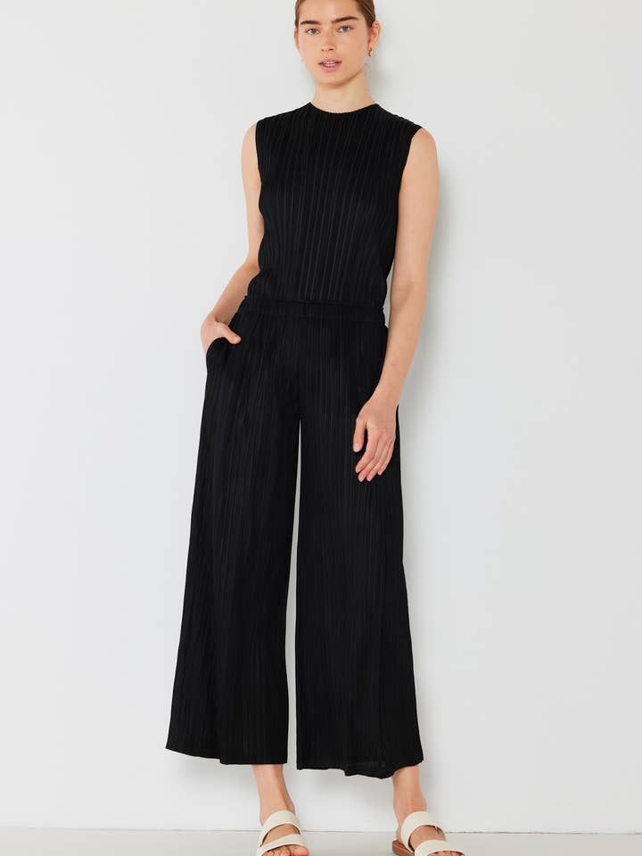 Kurz geschnittene Hose mit weitem Beinausschnitt und Seitenfalte_P03WP-Schwarz für den Großhandel von MARINA WEST SWIM