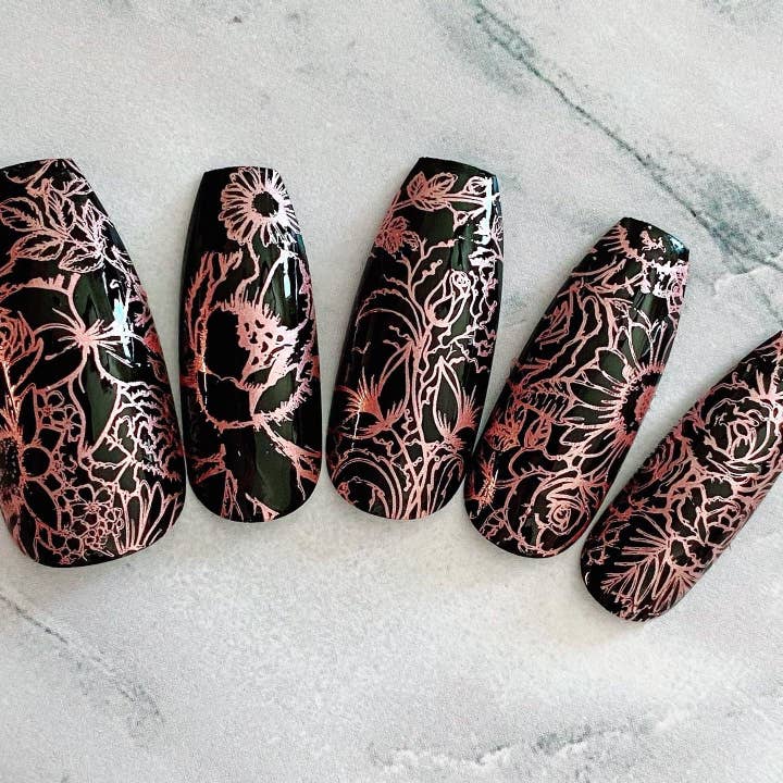 Space Witch Nails – wholesale Lösnaglar – Nahuange-inspirerade Rose Gold Svart Blommig Rosegold naglar3