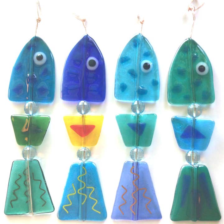 Diverse tinten blauw, groen, groenblauw, rood, geel. Guppy Glas Vismobiel voor groothandel op Faire5