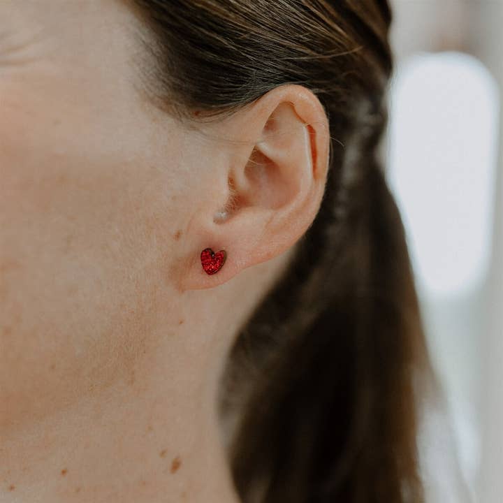 Brincos com glitter em formato de coração por atacado de Les Petites Hirondelles