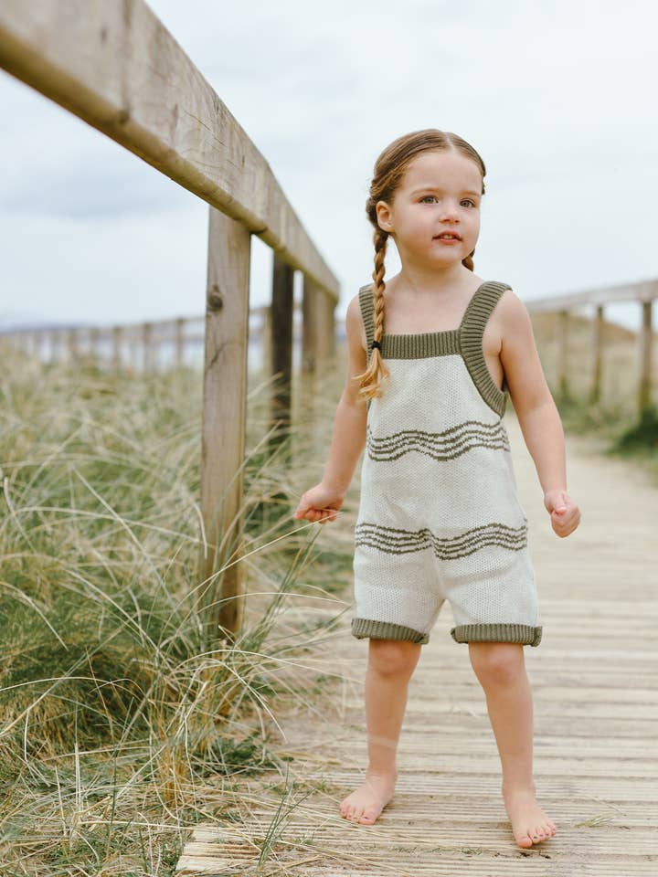 Chunky Remi Stickad Romper | 100% bomull | Khaki Waves för wholesale av Poet & Deer