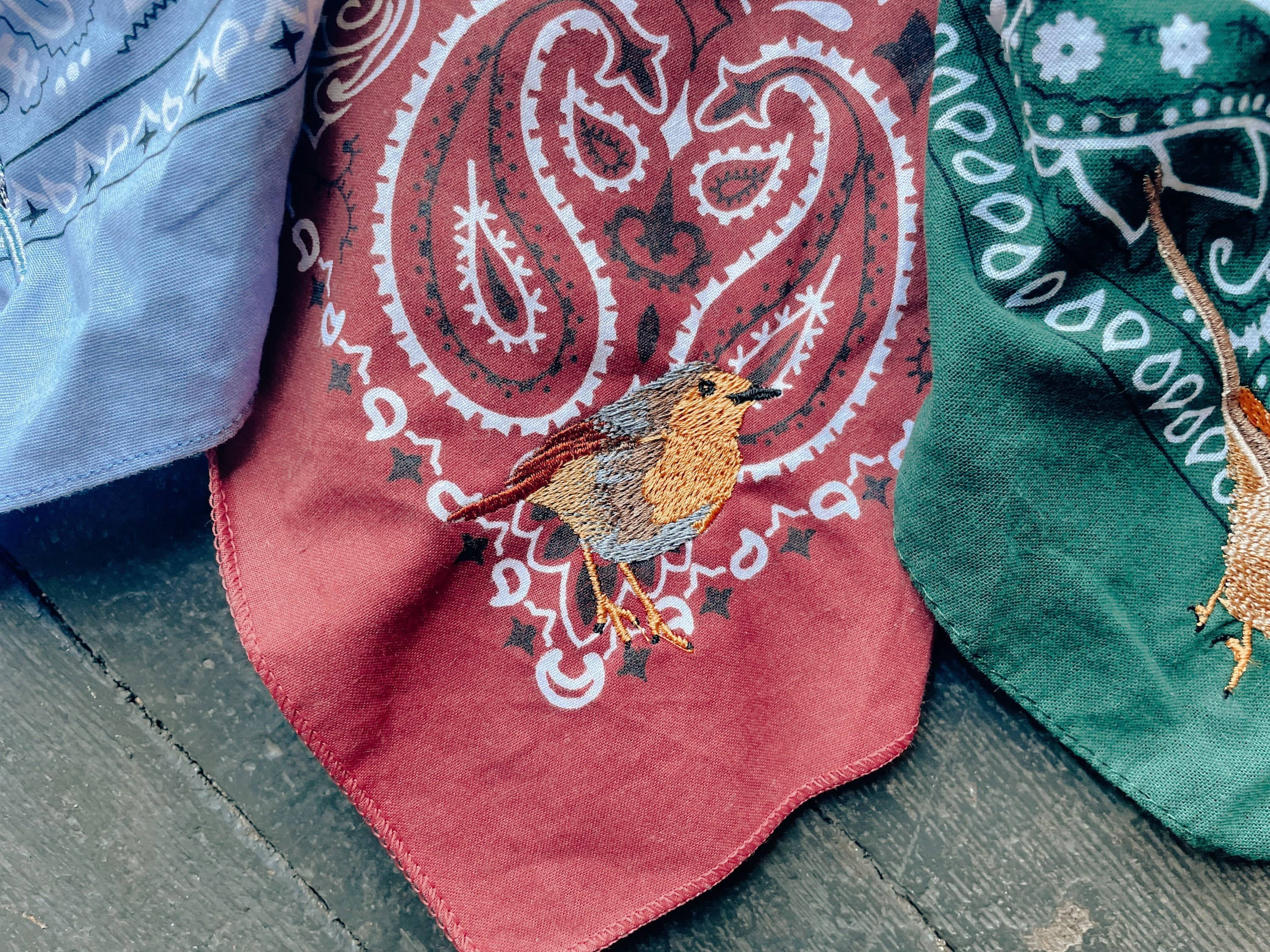 Little Lamb Designs - Vente Bandana – femme - Bandana avec oiseau brodé | Broded Robin, Cardinal2