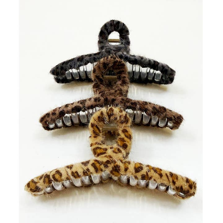 Grande pince à cheveux en forme de boucle léopard pelucheuse pour la vente par Love and Repeat