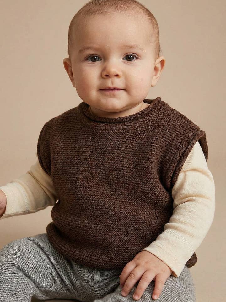 Merinould strikket babyvest - Carob for engroshandel hos Lille Barn