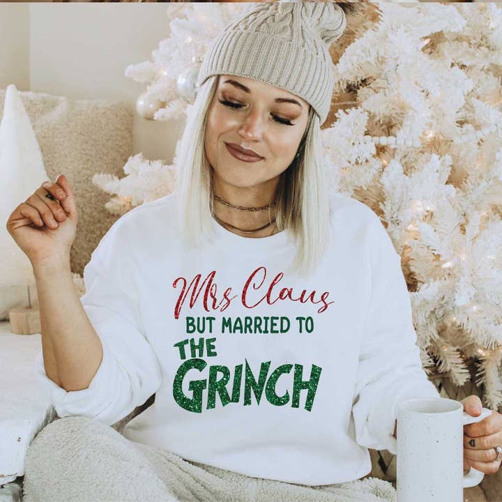 Sweat-shirt « Marié mais avec le Grinch » de Mme Claus pour la vente par Glittering South