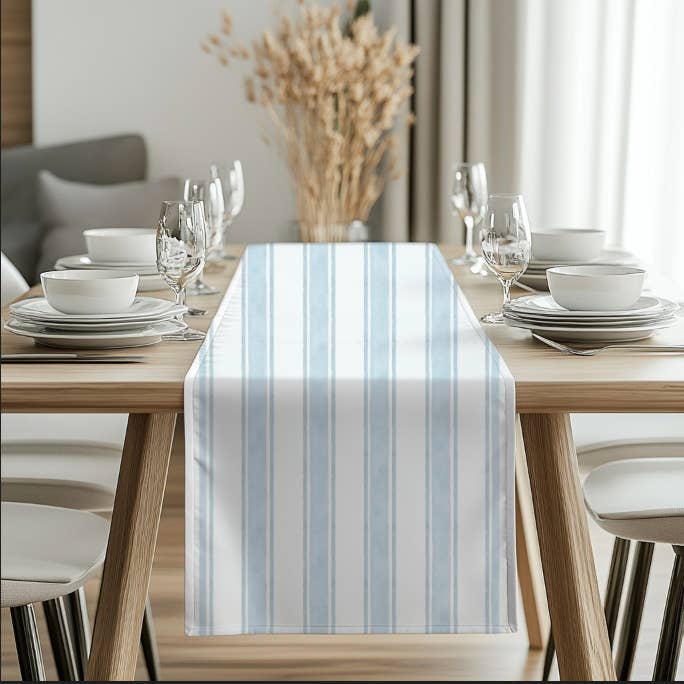 Chemin de table à rayures bleues pour la vente par Timeless Luxe Boutique