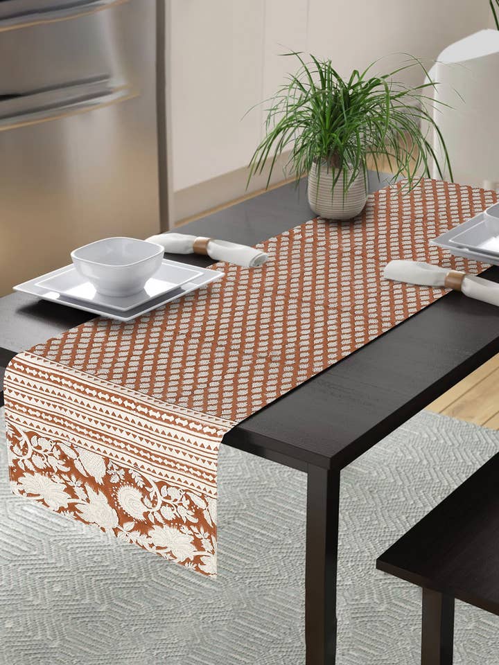 Chemin de table à imprimé ambré de haute qualité pour décoration de salle à manger pour la vente par Urban Adorn