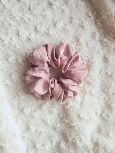 Chouchou rose satiné soyeux /accessoire pour cheveux rétro pour la vente par Blue Valley Threads Co.