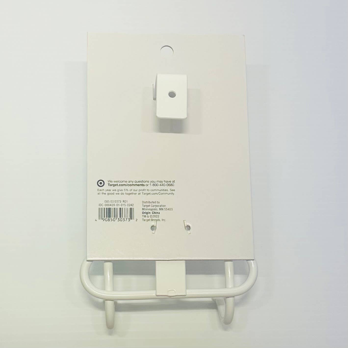 J&B Liquidations – wholesale Väggkrok – Room Essential White med krokskena över dörren1