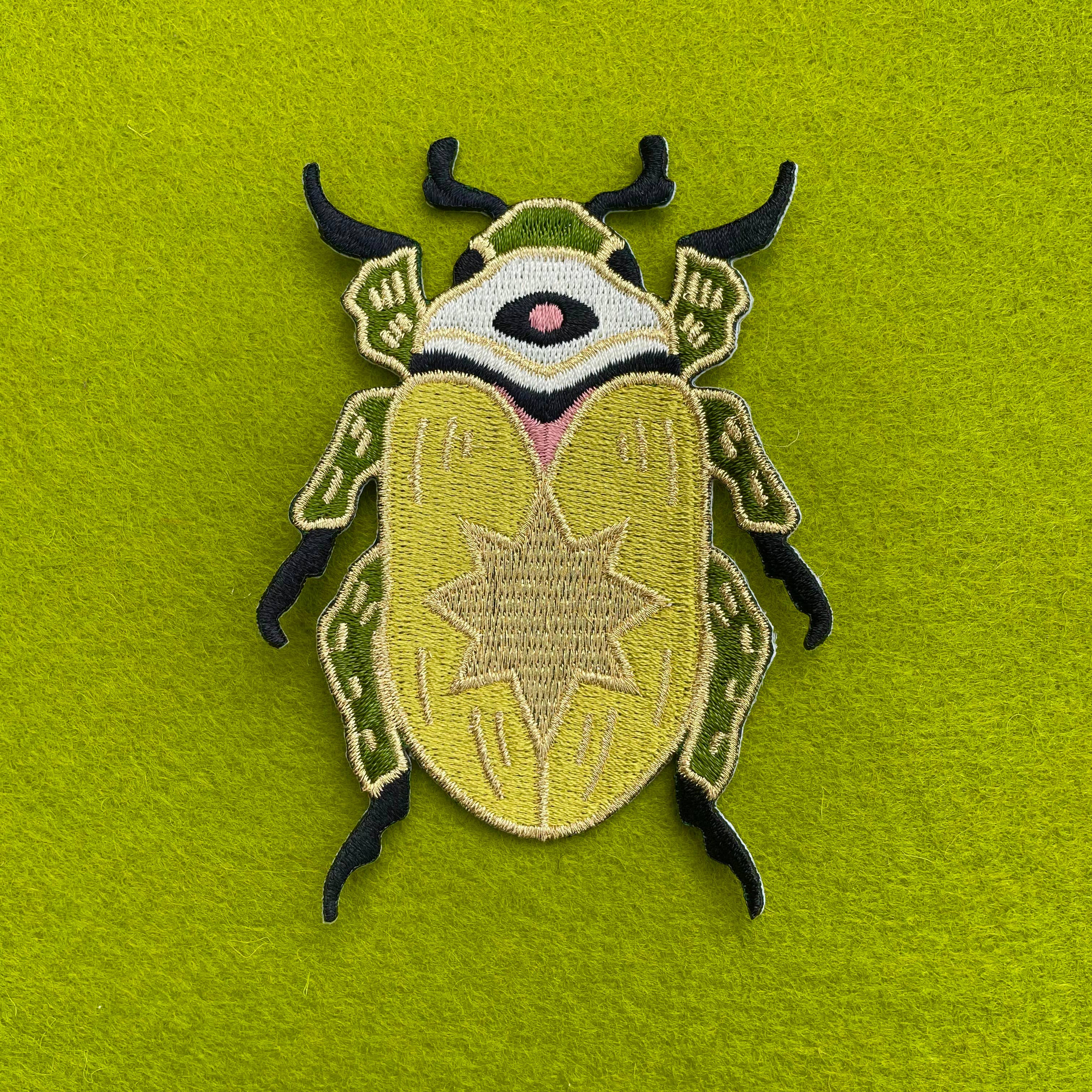Ashlea Bechaz Illustration - Wholesale Patch - Opstrijkbare Patch - Gouden Scarabee