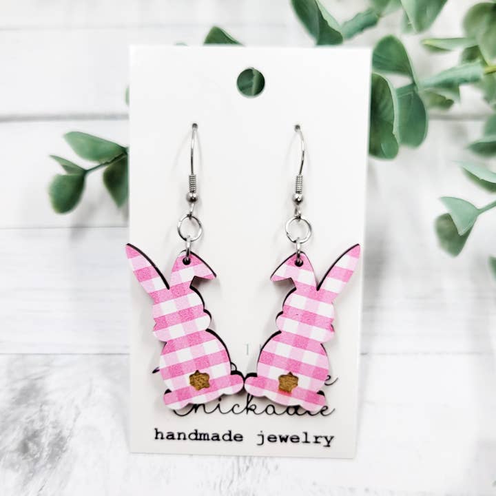 Pendientes de madera con conejitos de cuadros vichy rosas para venta al por mayor de The Purple Chickadee