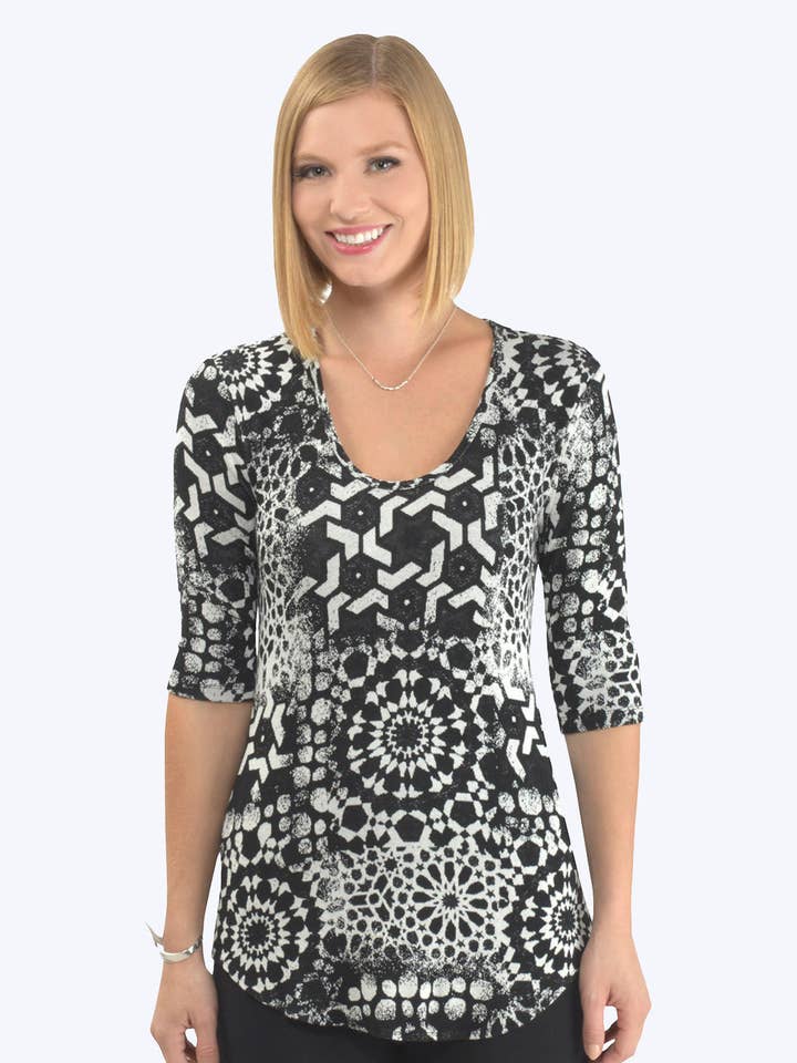 Tianello ”Mieko” Jacquardstickad Koi-tee i fransk jersey för wholesale av Tianello