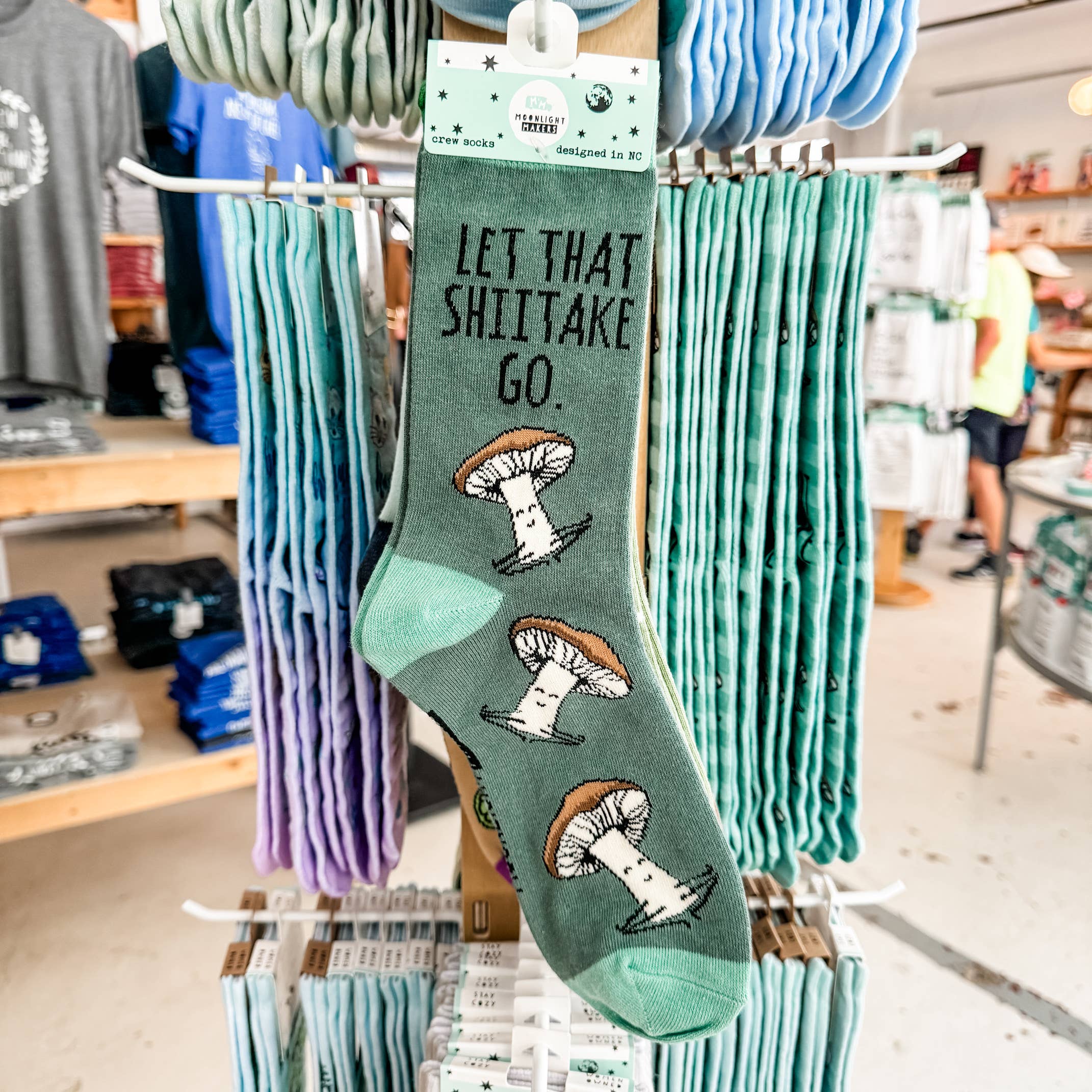 Moonlight Makers – Großhandel Socken - Unisex – Let That Shiitake Go — Lustige Unisex-Socken — Mushroom, Yoga9