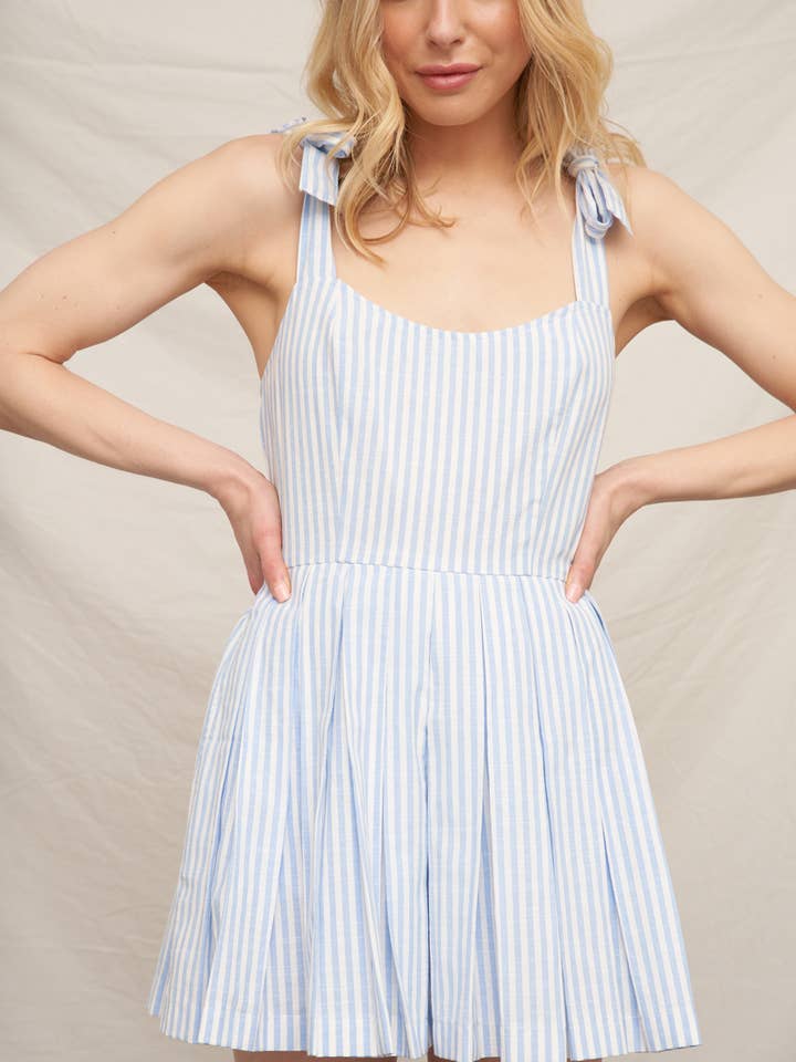 Combinaison courte plissée à rayures sans manches pour la vente par En Crème