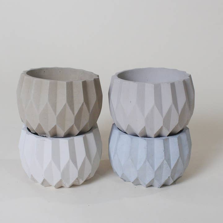 Geometrisk riflet urtepotte | Opmærksomme Cement for engroshandel hos Mindful Cements