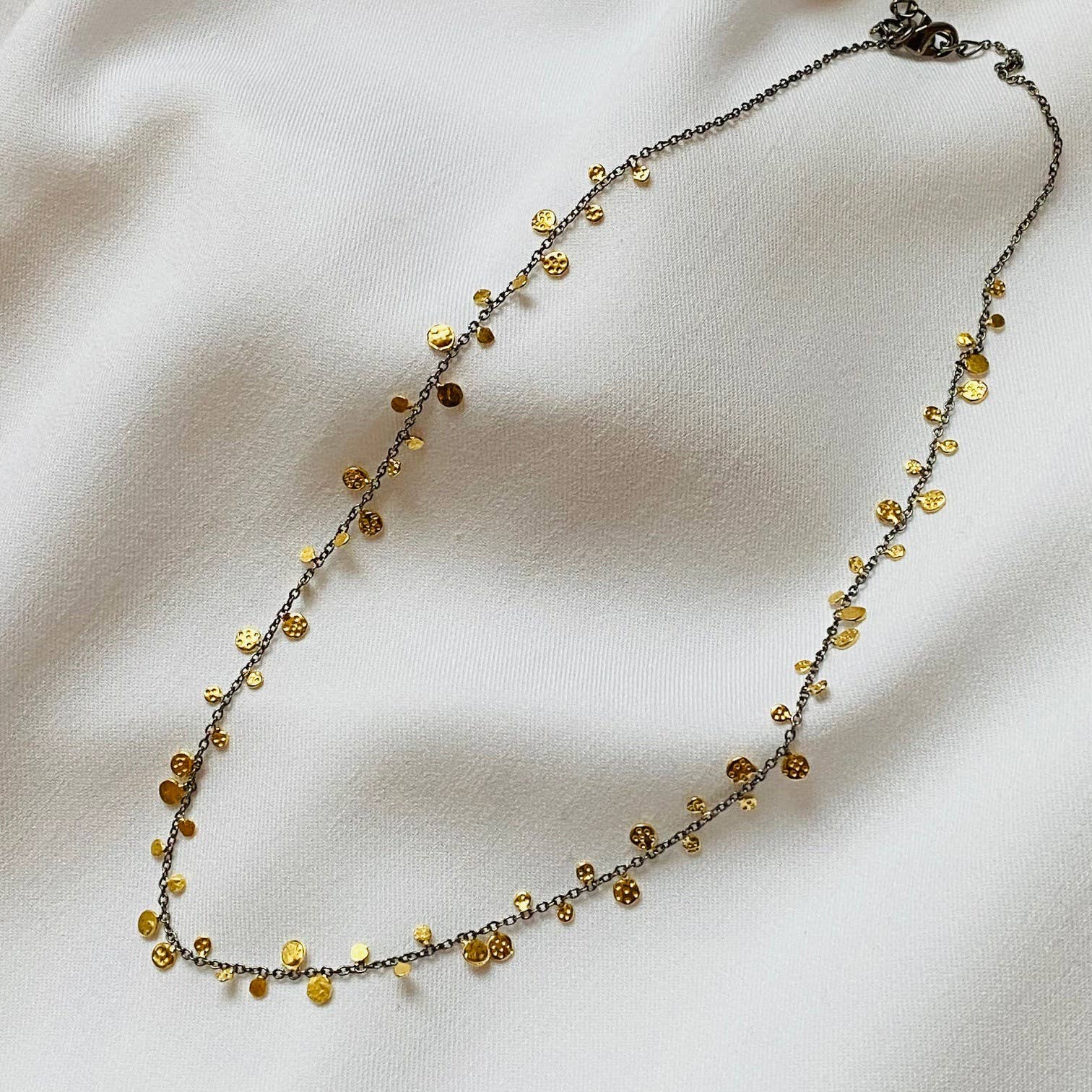 Sophie Deschamps Bijoux - Vente Colliers à pendentif - Collier chaine en argent oxydé et pendentif pl. or- Alisson0