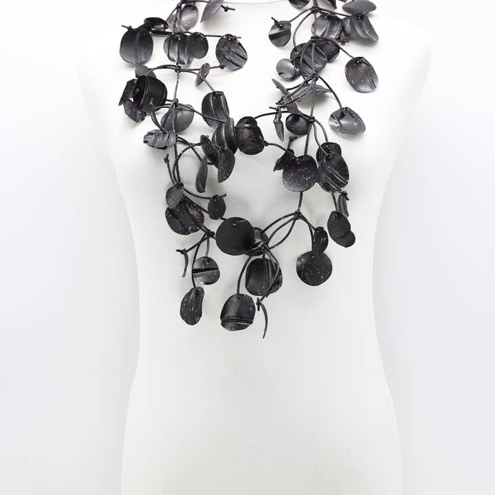 Jianhui London – wholesale Stora halsband – Återvunnet plast näckros blad halsband -lång handmålade
