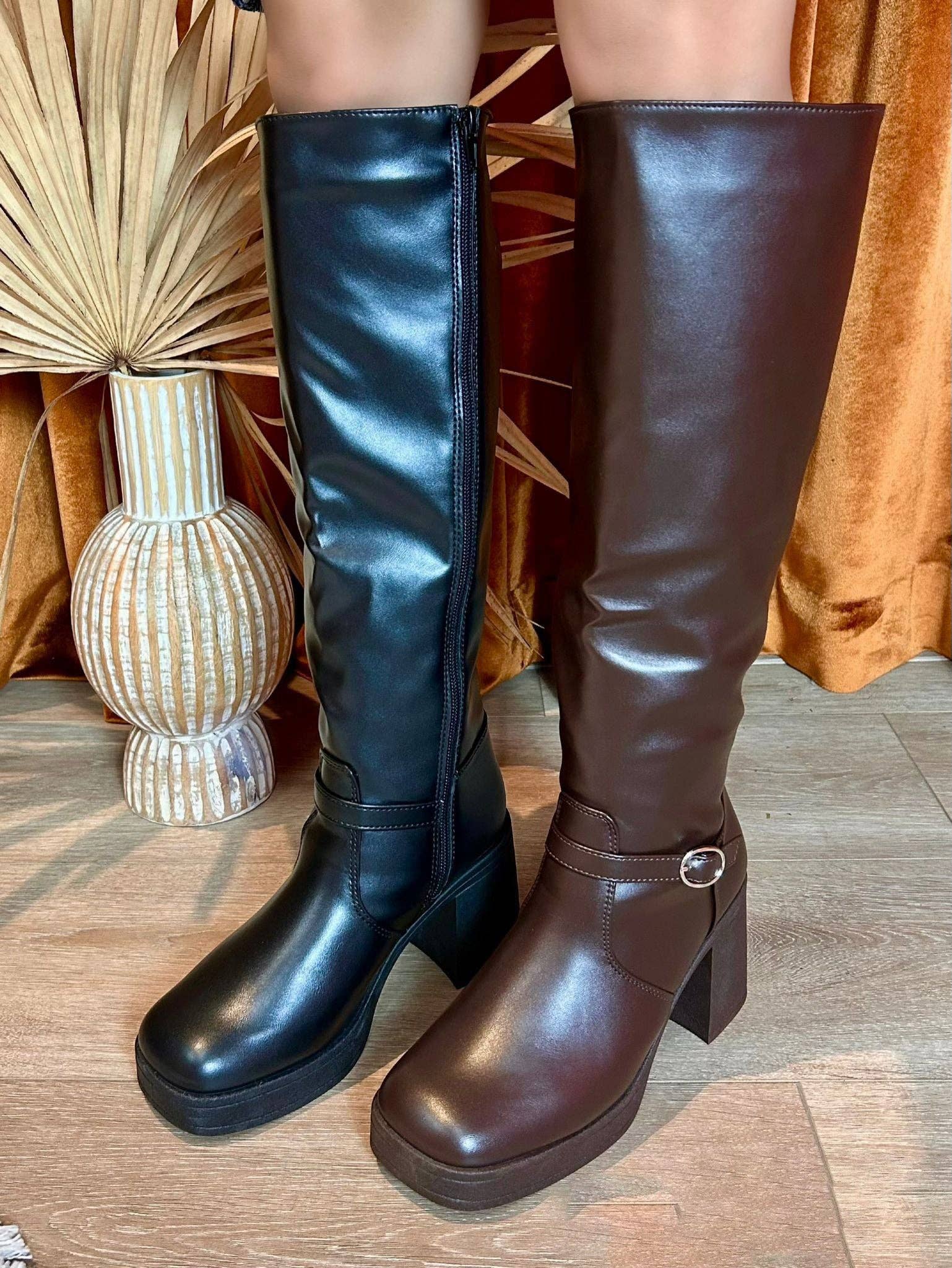 Mars Sky Shoes Wholesale - Vente Bottines – femme - Wild Diva DARING-04 Bottes de Cavalier à Talon Bloc et Plateforme avec Boucle Décorative pour Femmes - Pack de 12 Paires - 26,65/Paire2