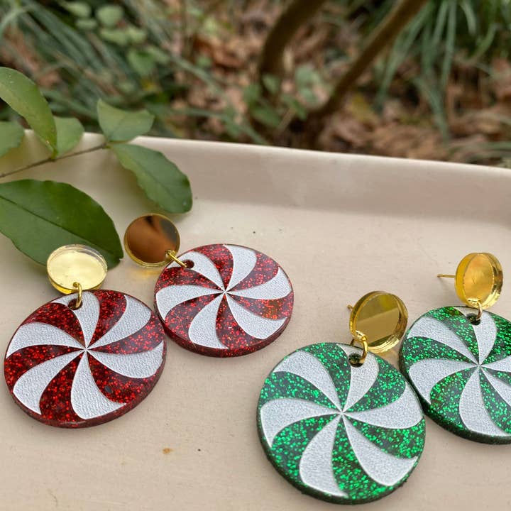 Oorbellen met pepermunt | Statement Holiday oorbellen | Glitter kerstorringen voor wholesale door Quirky Bird