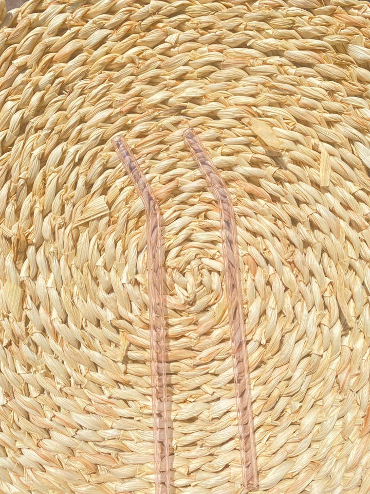 Paille en verre courbé réutilisable rose pour la vente par Will + Vivi
