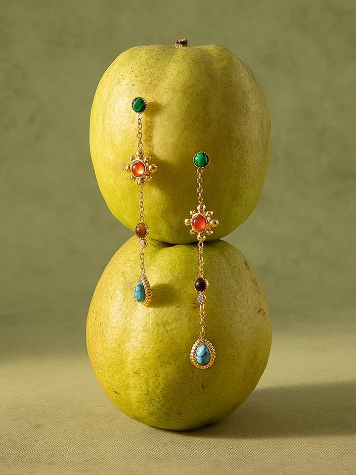 Orecchini pendenti Boho con pietre preziose in oro 18K Bellevie, non ossidabili. per la vendita all'ingrosso da parte di Flânerie by MAIQ