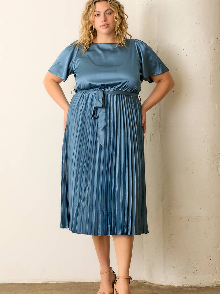 (PLUS) ABITO MIDI PLISSETTATO IN RASO per la vendita all'ingrosso da parte di Polagram by Wellmade USA