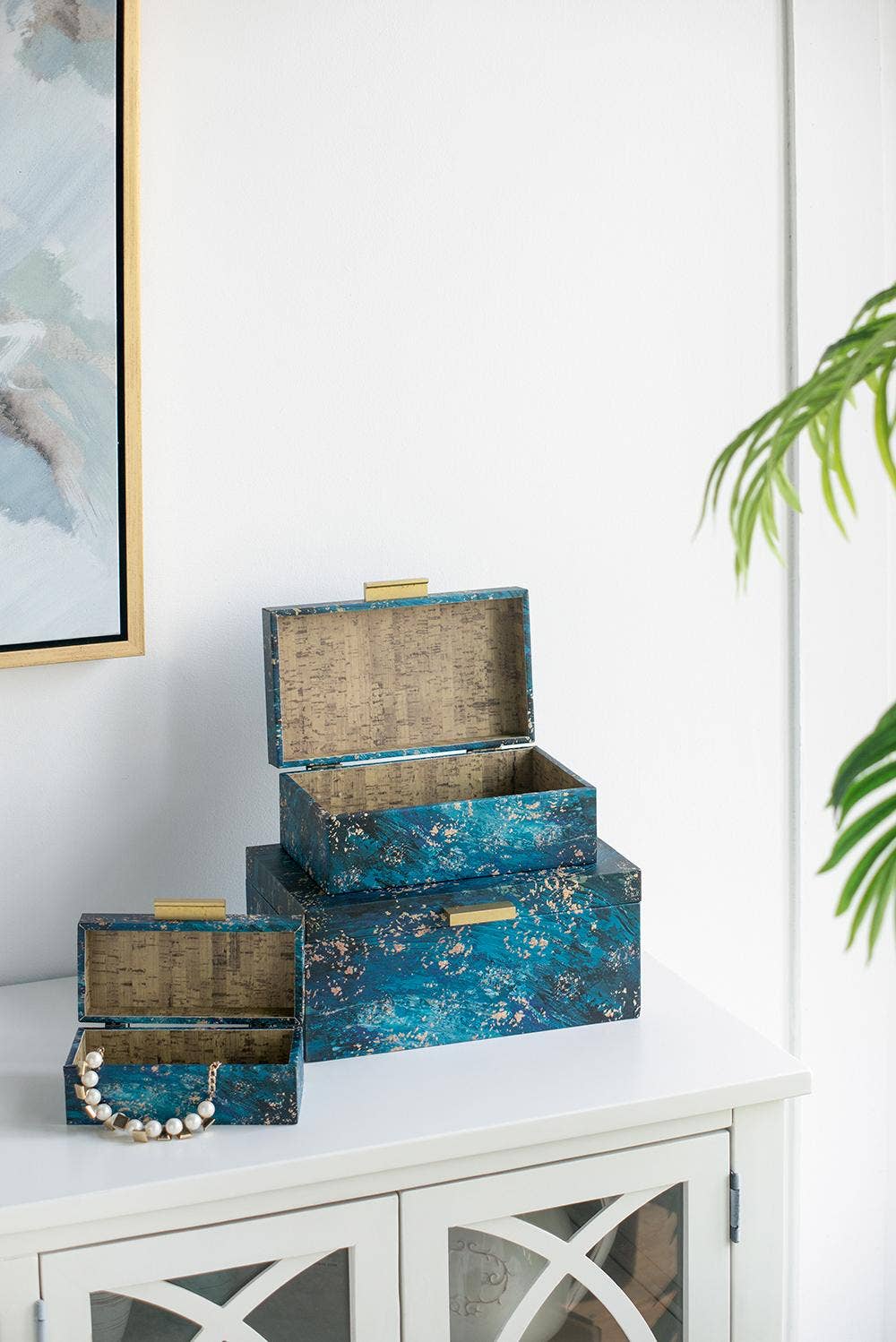 A&B Home Group Inc. – Engroshandel Pynteæske – Sæt med 3 dekorative opbevaringskasser, blå med gulddetaljer1