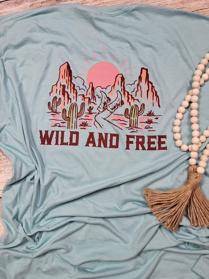 Wild & Free Tee - voor- en achterkant voor wholesale door Wanderlust Designs Wholesale