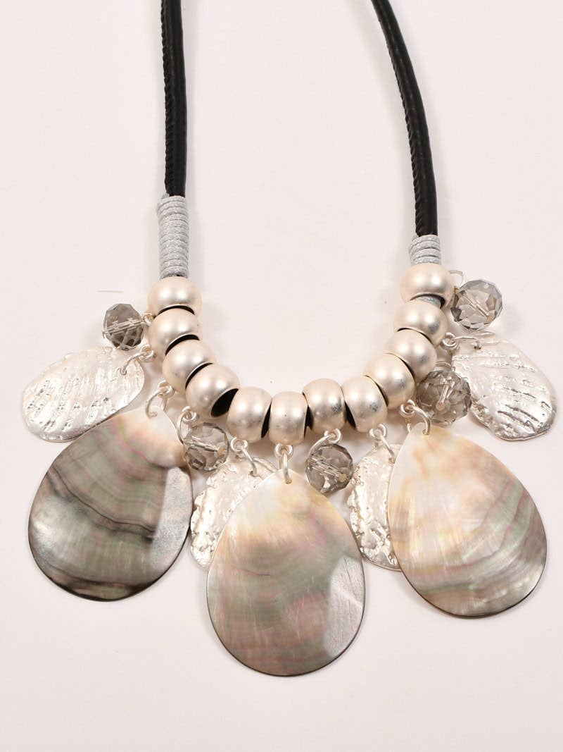 Victoria Moda - Wholesale Bib Necklace - Short necklace with shell plaques1