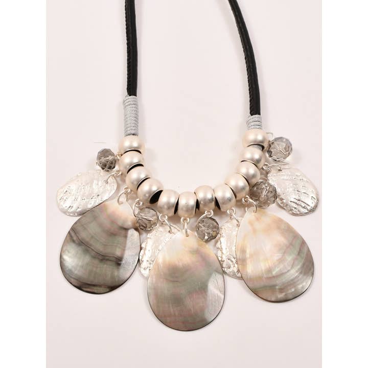 Victoria Moda - Wholesale Bib Necklace - Short necklace with shell plaques1