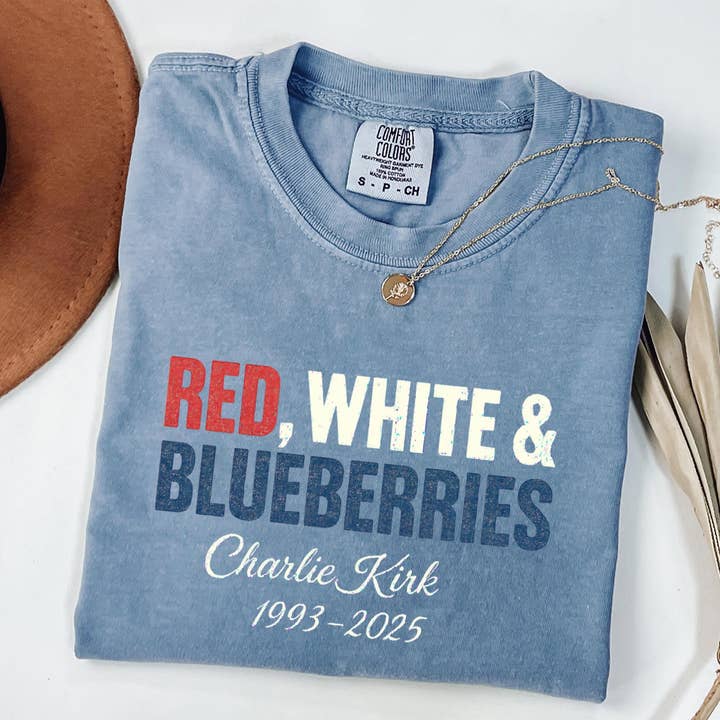 Rood Wit & Bosbessen Charlie Kirk Comfort Colors T-Shirt voor wholesale door Glaime